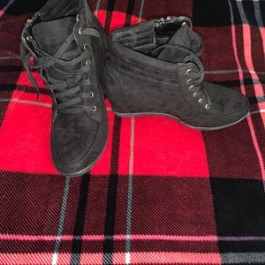 Black fashion sneaker